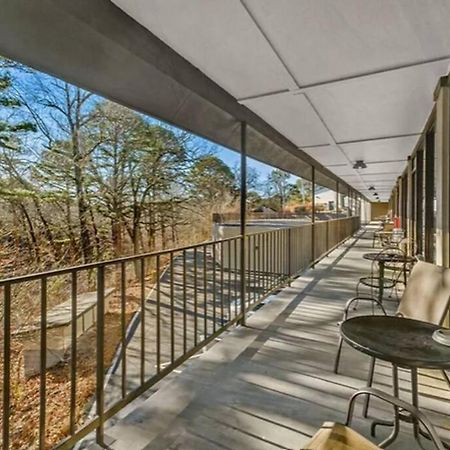 Stonegate Lodge King Bed, Wifi, 50In Roku Tv, Salt Water Pool Room #108 Eureka Springs Dış mekan fotoğraf