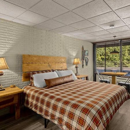 Stonegate Lodge King Bed, Wifi, 50In Roku Tv, Salt Water Pool Room #108 Eureka Springs Dış mekan fotoğraf