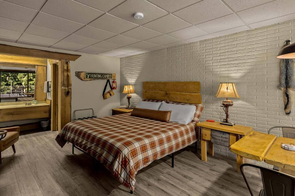 Stonegate Lodge King Bed, Wifi, 50In Roku Tv, Salt Water Pool Room #108 Eureka Springs Dış mekan fotoğraf