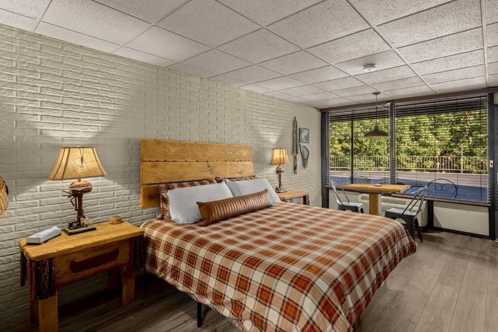 Stonegate Lodge King Bed, Wifi, 50In Roku Tv, Salt Water Pool Room #108 Eureka Springs Dış mekan fotoğraf