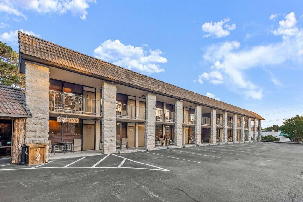 Stonegate Lodge King Bed, Wifi, 50In Roku Tv, Salt Water Pool Room #108 Eureka Springs Dış mekan fotoğraf
