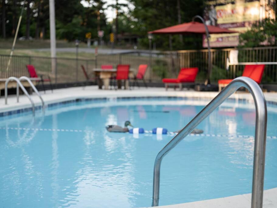 Stonegate Lodge King Bed, Wifi, 50In Roku Tv, Salt Water Pool Room #108 Eureka Springs Dış mekan fotoğraf