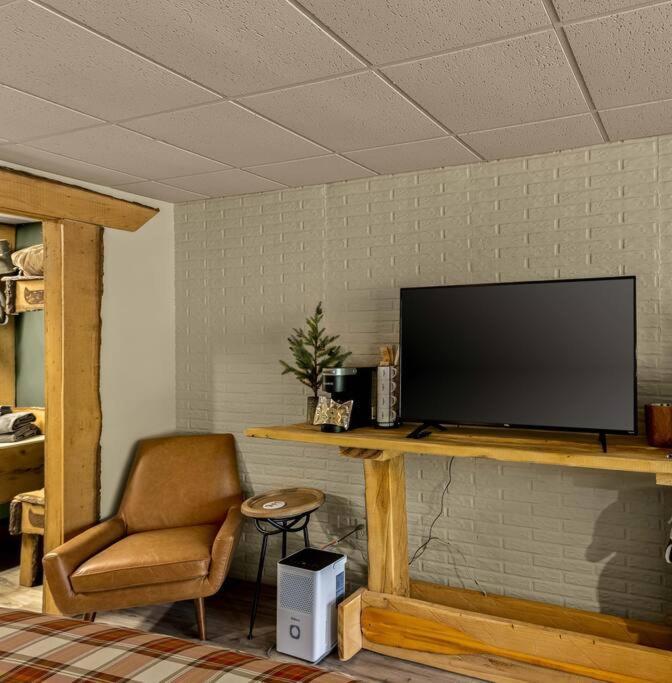 Stonegate Lodge King Bed, Wifi, 50In Roku Tv, Salt Water Pool Room #108 Eureka Springs Dış mekan fotoğraf