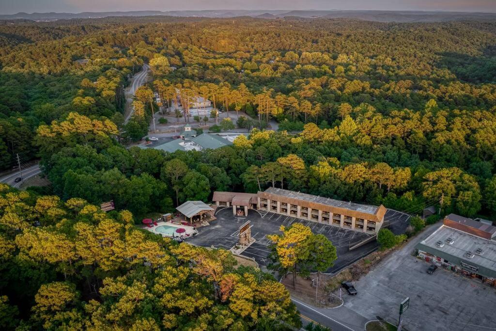 Stonegate Lodge King Bed, Wifi, 50In Roku Tv, Salt Water Pool Room #108 Eureka Springs Dış mekan fotoğraf